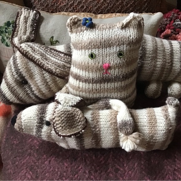 Hand Knit Sofa Friends - Picture 1 of 6